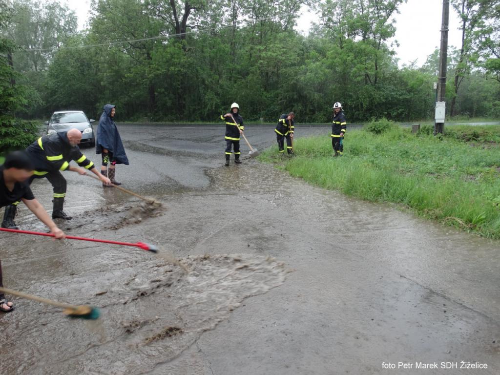 Technická pomoc JSDH Žiželice v&nbsp;Hořeticích - přívalové deště