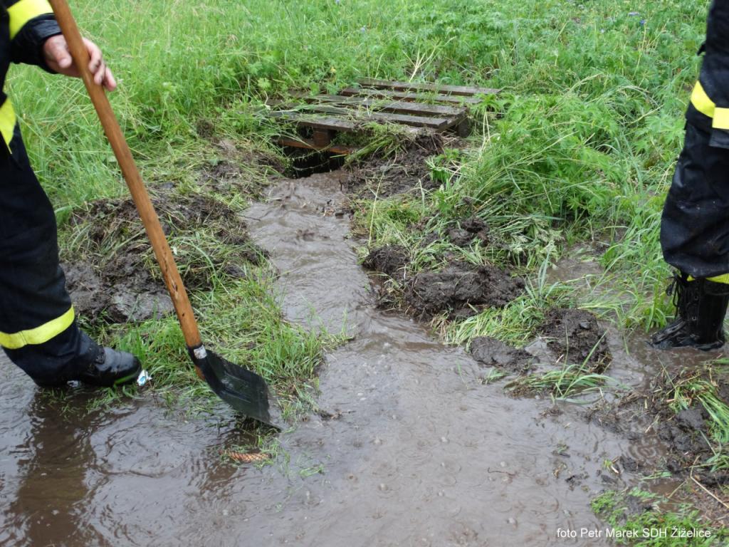 Technická pomoc JSDH Žiželice v&nbsp;Hořeticích - přívalové deště