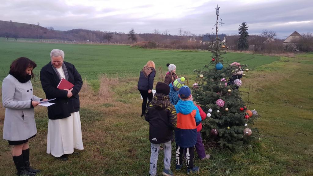 Rozsvícení a&nbsp;žehnání vánočního stromu Stroupeč