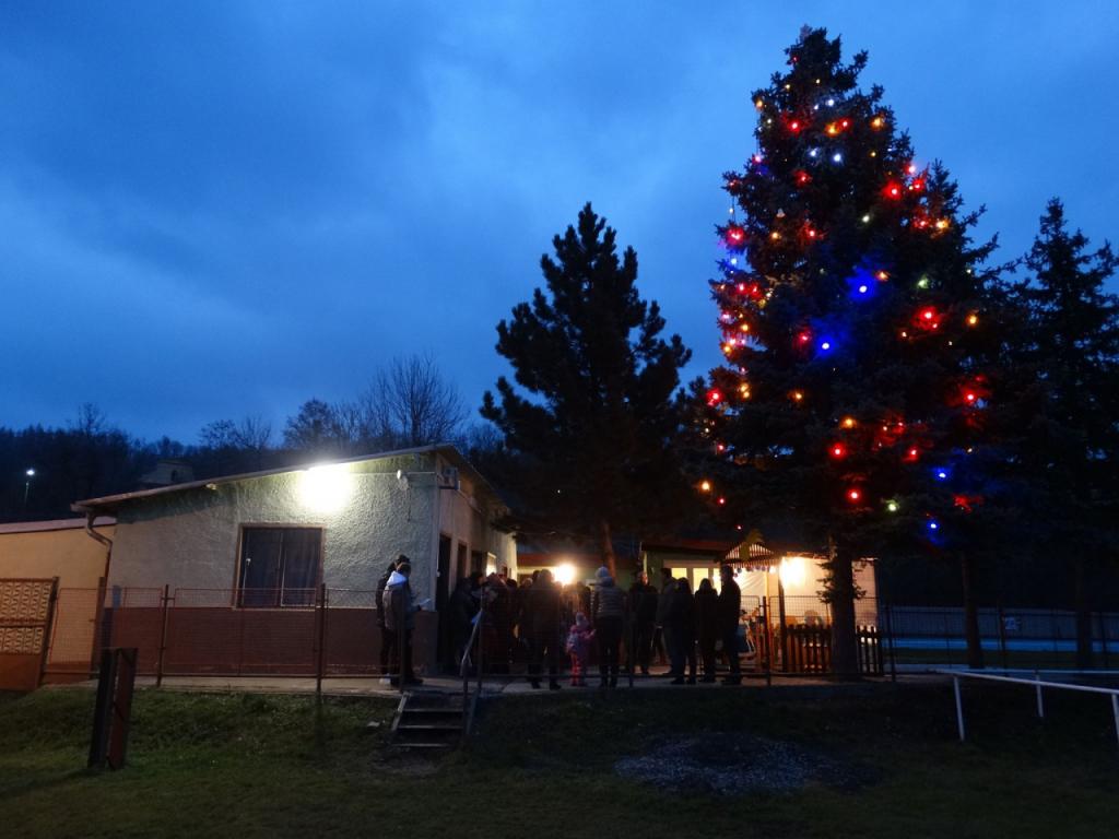Žehnání a&nbsp;rozsvícení stromečku Žiželice