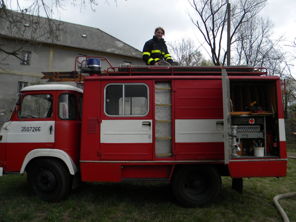 Dálková přeprava vody a&nbsp;čištění nádrže Měcholupy 7.4.2012