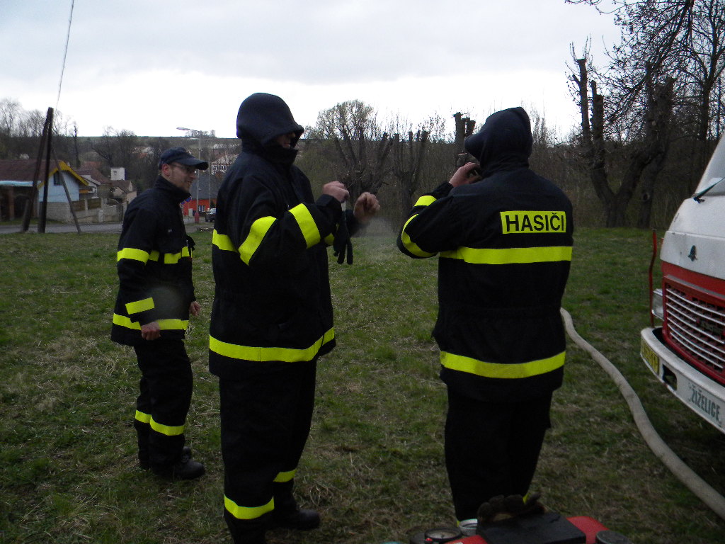 Dálková přeprava vody a&nbsp;čištění nádrže Měcholupy 7.4.2012