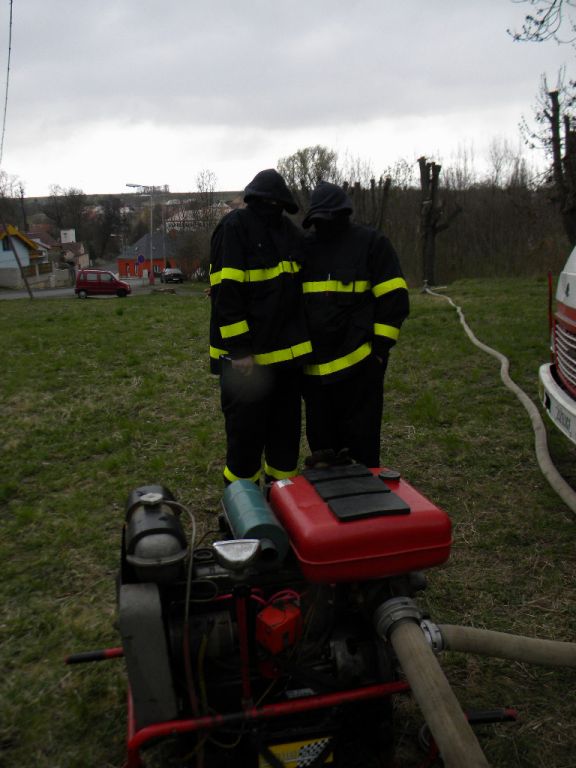 Dálková přeprava vody a&nbsp;čištění nádrže Měcholupy 7.4.2012