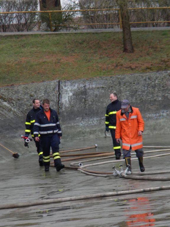 Dálková přeprava vody a&nbsp;čištění nádrže Měcholupy 7.4.2012