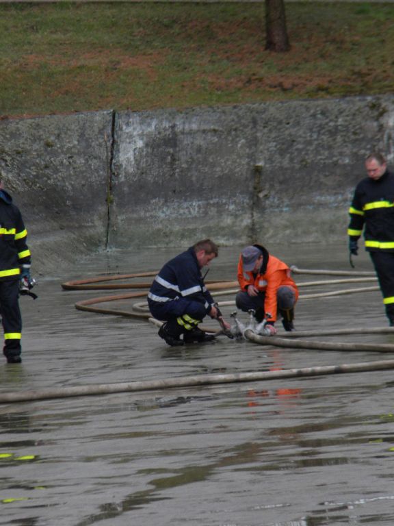 Dálková přeprava vody a&nbsp;čištění nádrže Měcholupy 7.4.2012