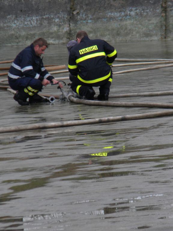 Dálková přeprava vody a&nbsp;čištění nádrže Měcholupy 7.4.2012