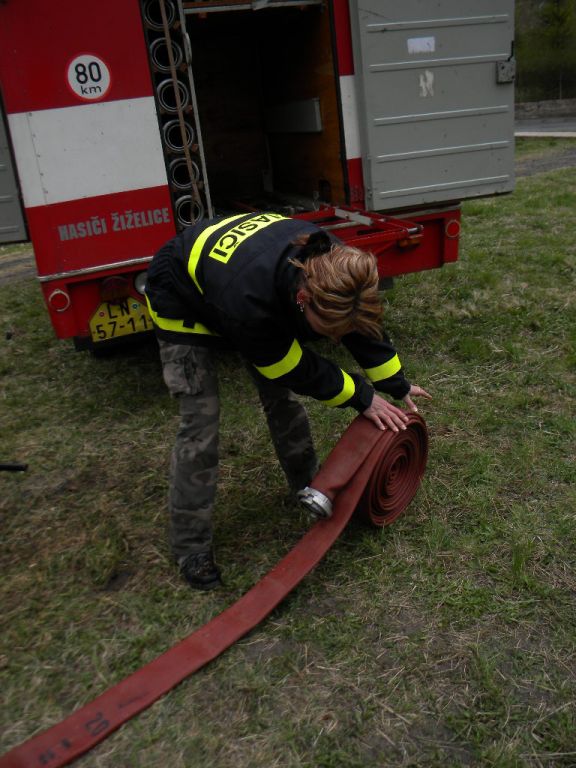 Dálková přeprava vody a&nbsp;čištění nádrže Měcholupy 7.4.2012