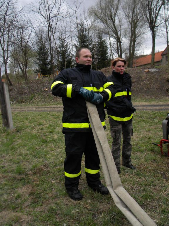 Dálková přeprava vody a&nbsp;čištění nádrže Měcholupy 7.4.2012