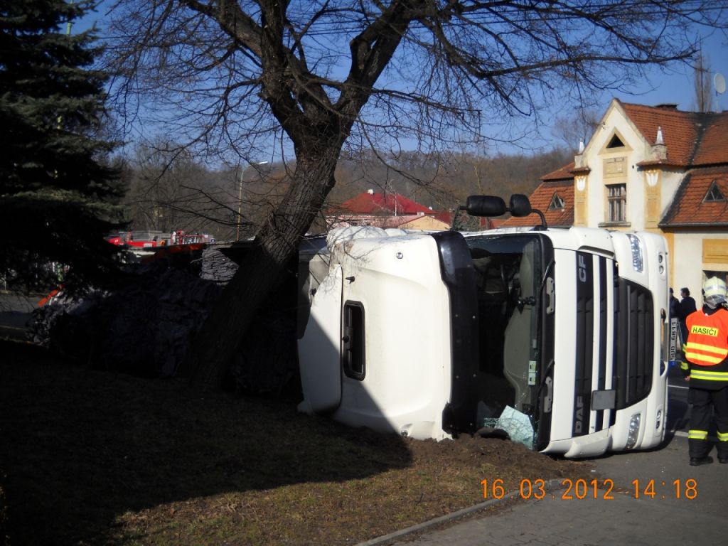 Převrácený kamion Žiželice 16.3.2012