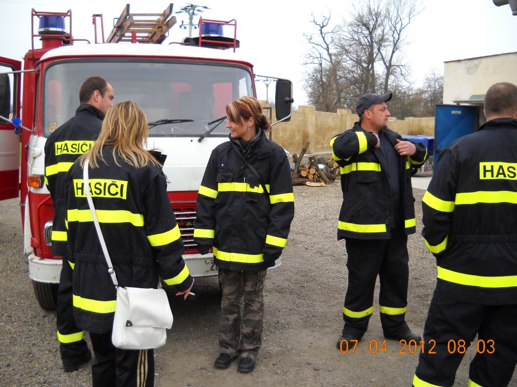 Dálková přeprava vody a&nbsp;čištění nádrže Měcholupy 7.4.2012