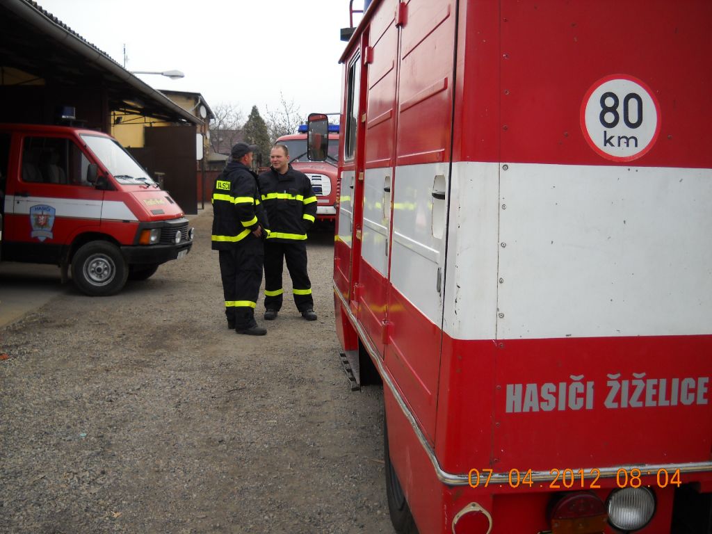 Dálková přeprava vody a&nbsp;čištění nádrže Měcholupy 7.4.2012