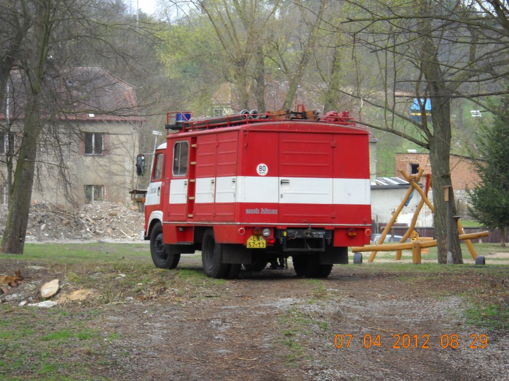 Dálková přeprava vody a&nbsp;čištění nádrže Měcholupy 7.4.2012