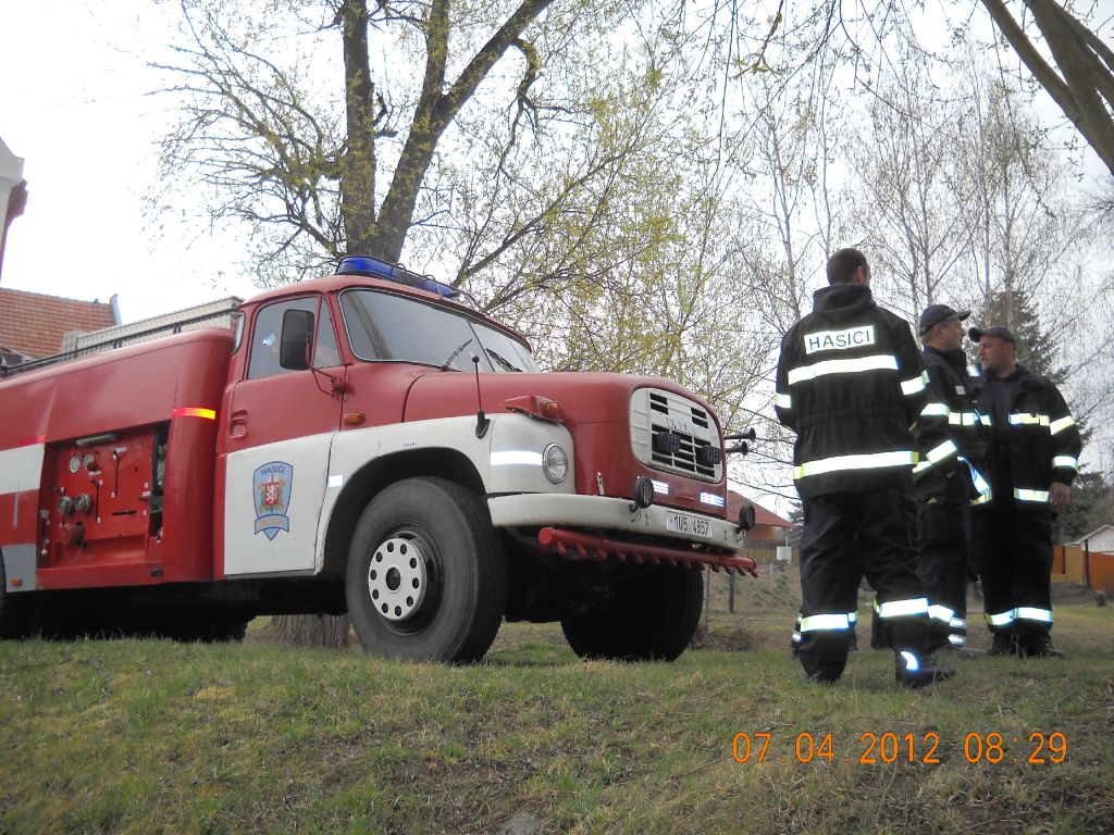 Dálková přeprava vody a&nbsp;čištění nádrže Měcholupy 7.4.2012