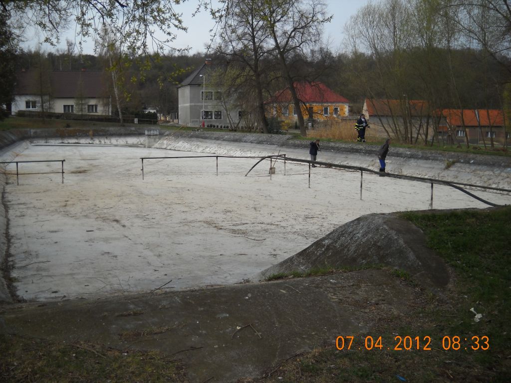Dálková přeprava vody a&nbsp;čištění nádrže Měcholupy 7.4.2012