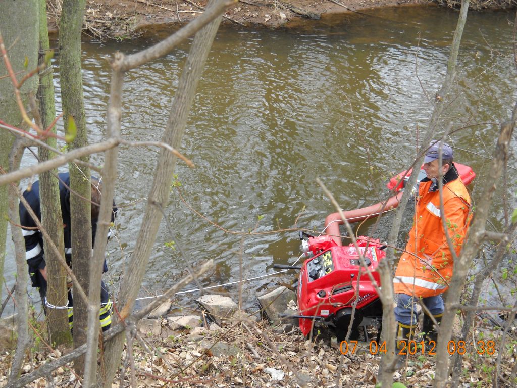 Dálková přeprava vody a&nbsp;čištění nádrže Měcholupy 7.4.2012