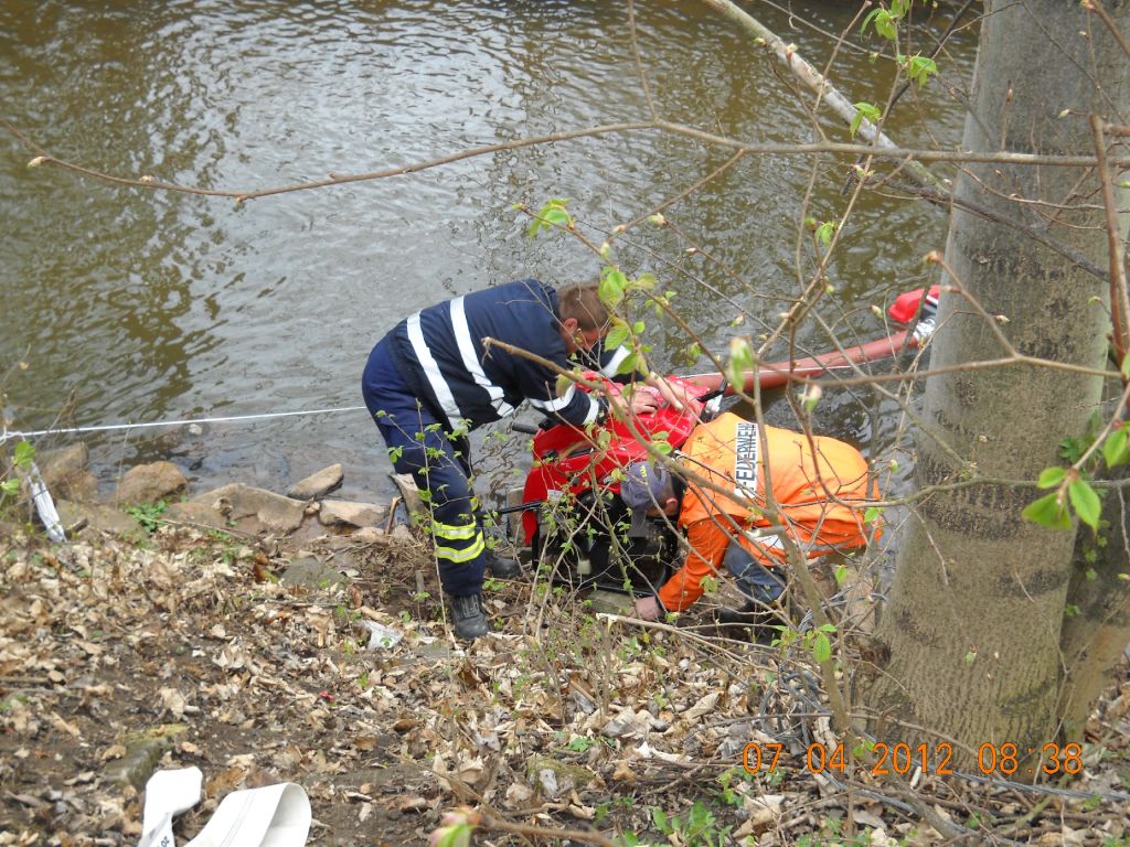 Dálková přeprava vody a&nbsp;čištění nádrže Měcholupy 7.4.2012