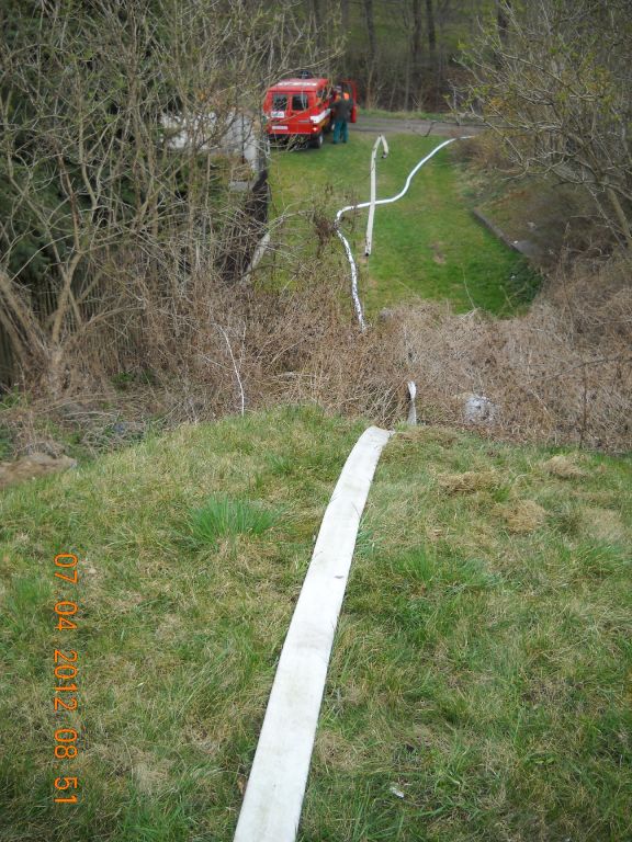 Dálková přeprava vody a&nbsp;čištění nádrže Měcholupy 7.4.2012