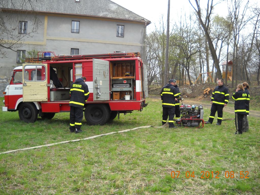 Dálková přeprava vody a&nbsp;čištění nádrže Měcholupy 7.4.2012