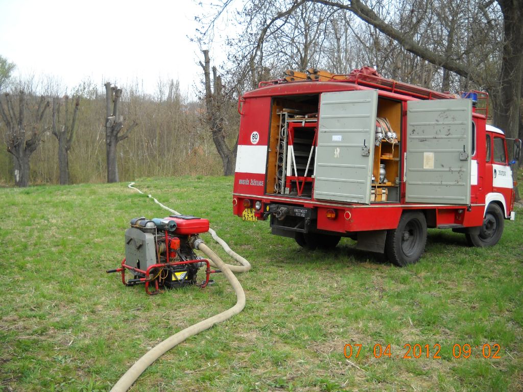 Dálková přeprava vody a&nbsp;čištění nádrže Měcholupy 7.4.2012