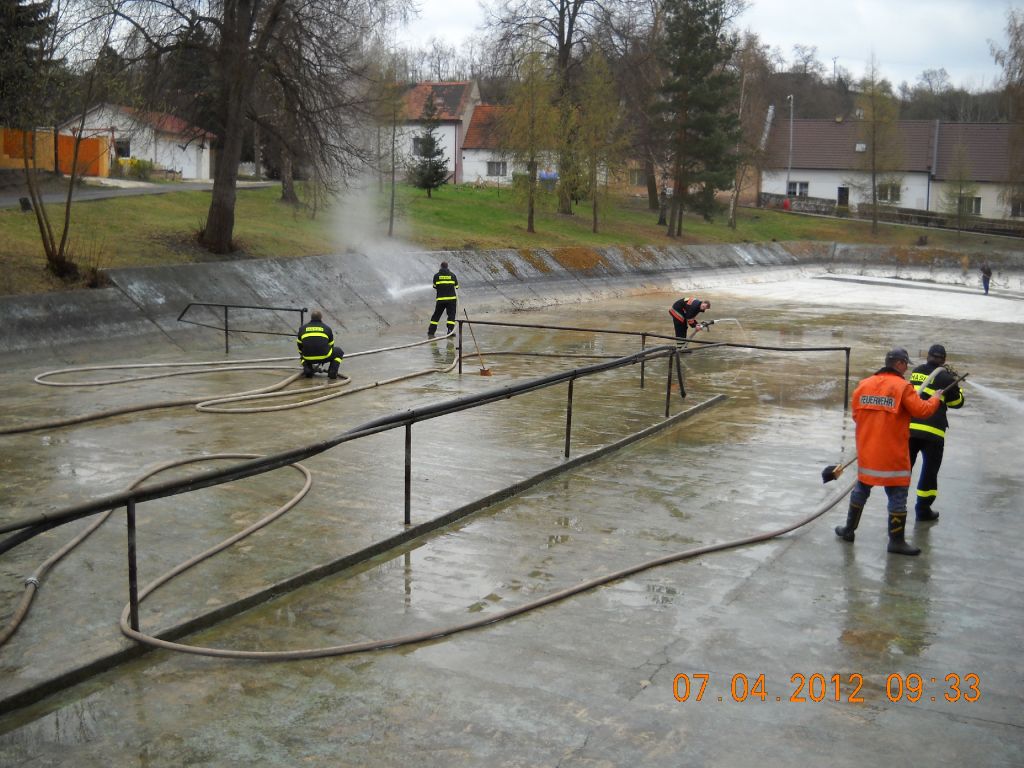 Dálková přeprava vody a&nbsp;čištění nádrže Měcholupy 7.4.2012