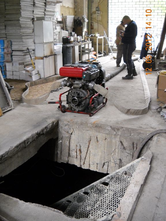 Čerpání vody sklepení Vysočany p.&nbsp;Hyhlan 12.5.2012