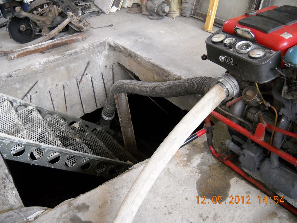 Čerpání vody sklepení Vysočany p.&nbsp;Hyhlan 12.5.2012