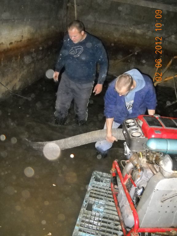 Čerpání vody sklepení Vysočany p.&nbsp;Hyhlan 12.5.2012