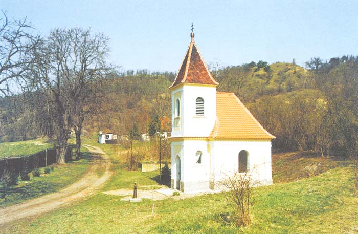 Kaplička opravená v roce 2002 - Přívlaky