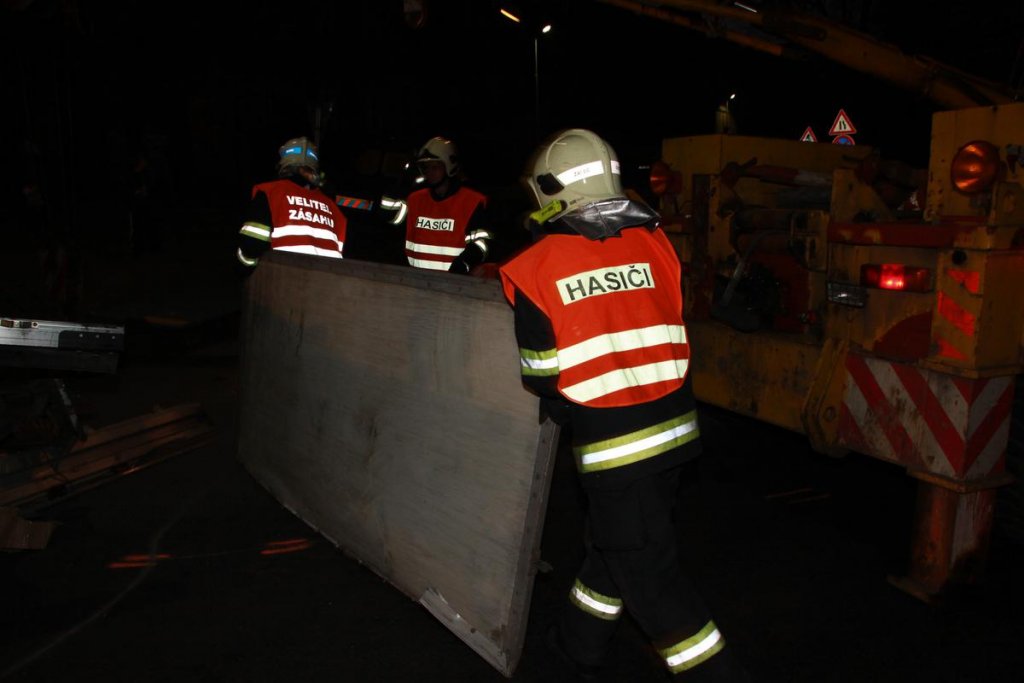 Převrácený kamion Žiželice 16.3.2012