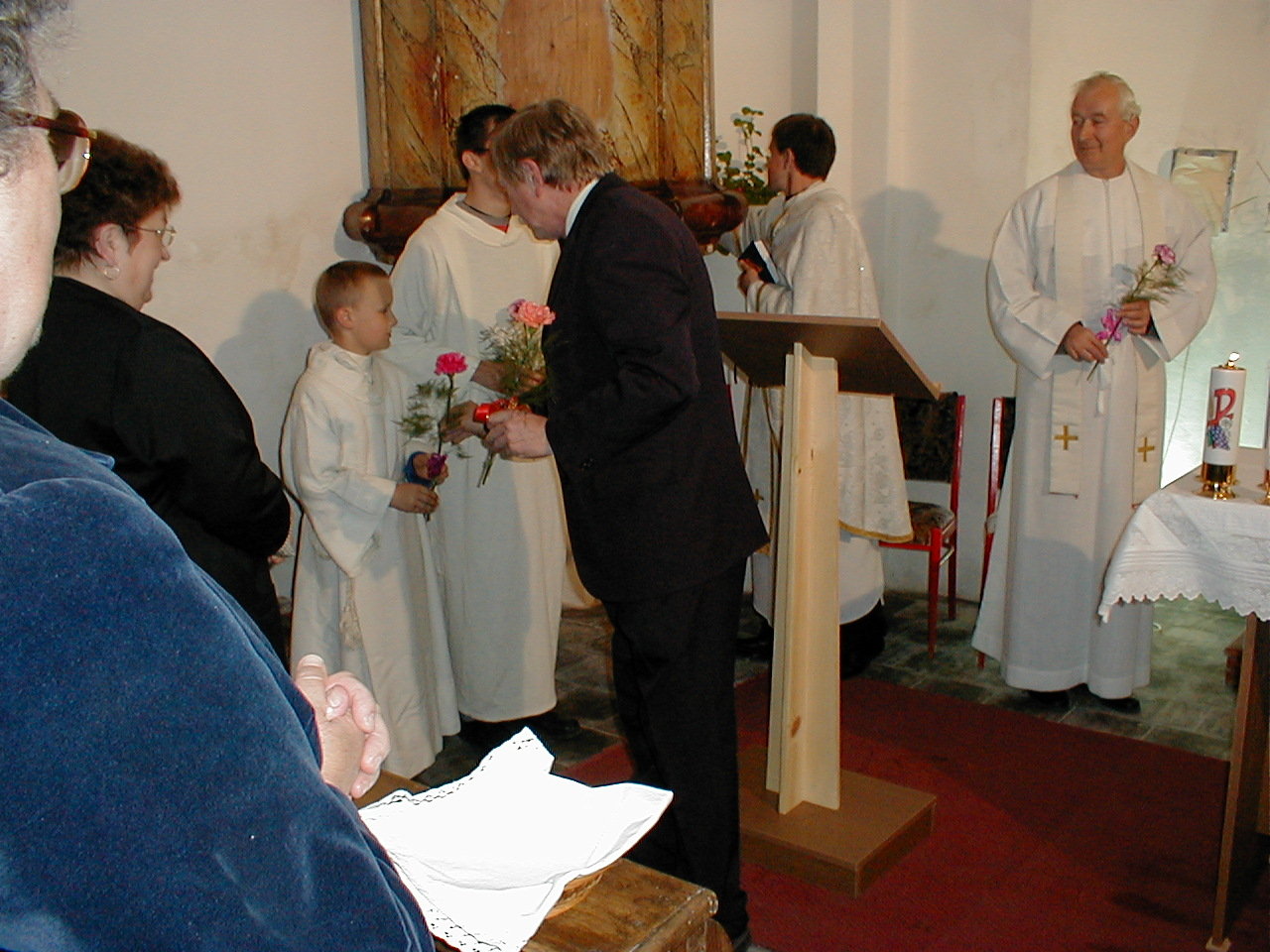 P6050066.JPG-starosta předává květiny.jpg