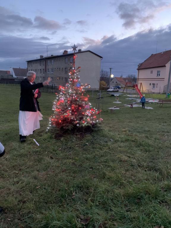Rozsvícení a&nbsp;žehnání vánočního stromu Stroupeč