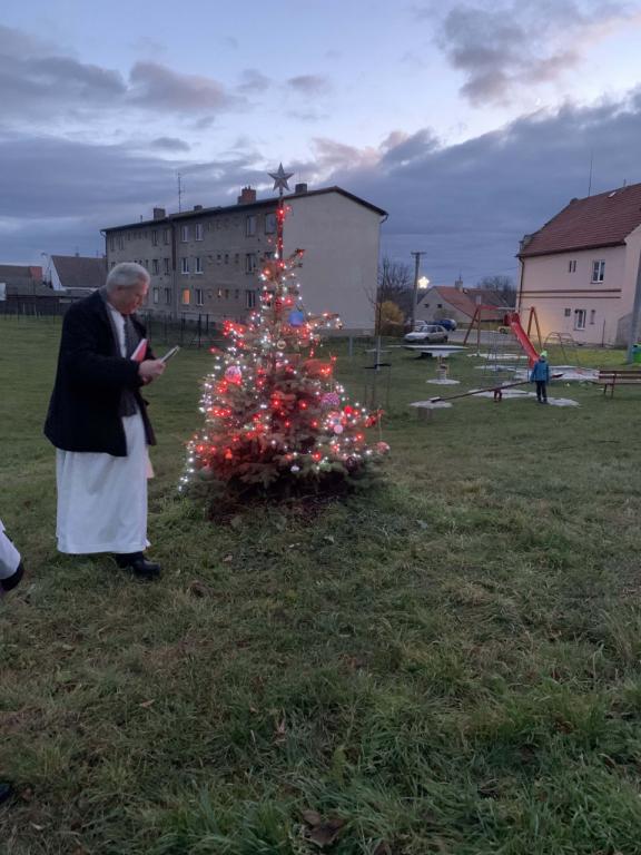 Rozsvícení a&nbsp;žehnání vánočního stromu Stroupeč