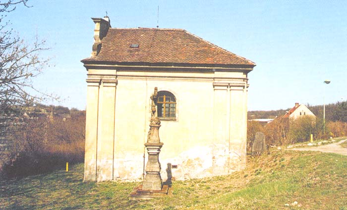 Žiželice - kaple Navštívení P.&nbsp;Marie s&nbsp;křížem z&nbsp;roku 1773