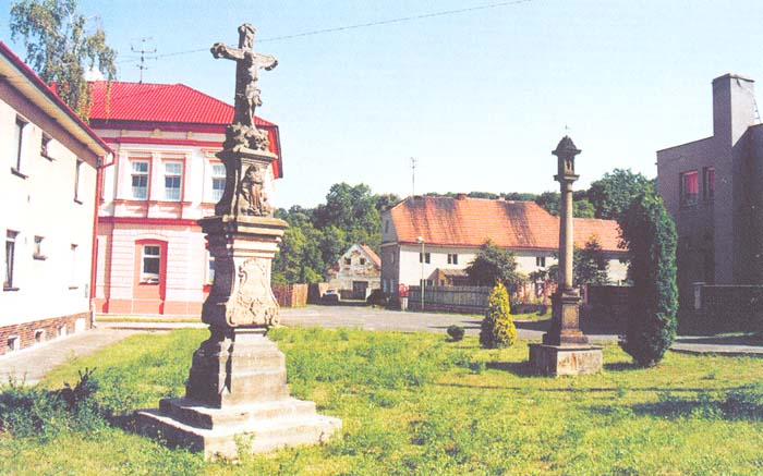 Žiželice - kříž z&nbsp;roku 1773&nbsp;v parčíku u&nbsp;OÚ (dříve za&nbsp;něm. školou) a&nbsp;Boží muka z&nbsp;roku 1695