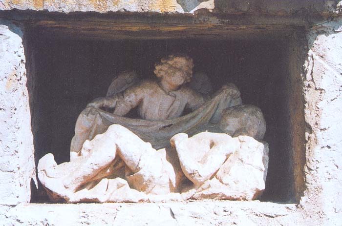 Žiželice - plastika Boží hrob v&nbsp;nice zdi statku