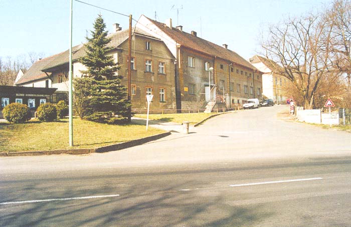 Žiželice - v&nbsp;pozadí budova firmy KOVO