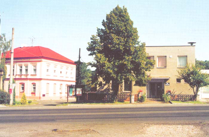 Žiželice - vpravo obecní úřad, vlevo bývalá německá škola